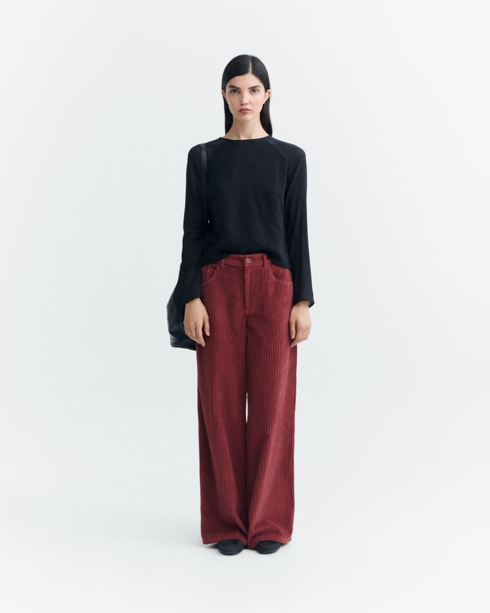 Mahagonifarbene Cordhose "Hedda" aus 100% Bio-Baumwolle mit geradem Bein und aufgesetzten Taschen vor hellem Hintergrund.