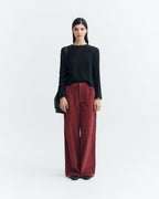 Mahagonifarbene Cordhose "Hedda" aus 100% Bio-Baumwolle mit geradem Bein und aufgesetzten Taschen vor hellem Hintergrund.