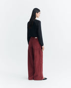 Mahagonifarbene Cordhose "Hedda" aus 100% Bio-Baumwolle mit geradem Bein und aufgesetzten Taschen vor hellem Hintergrund.