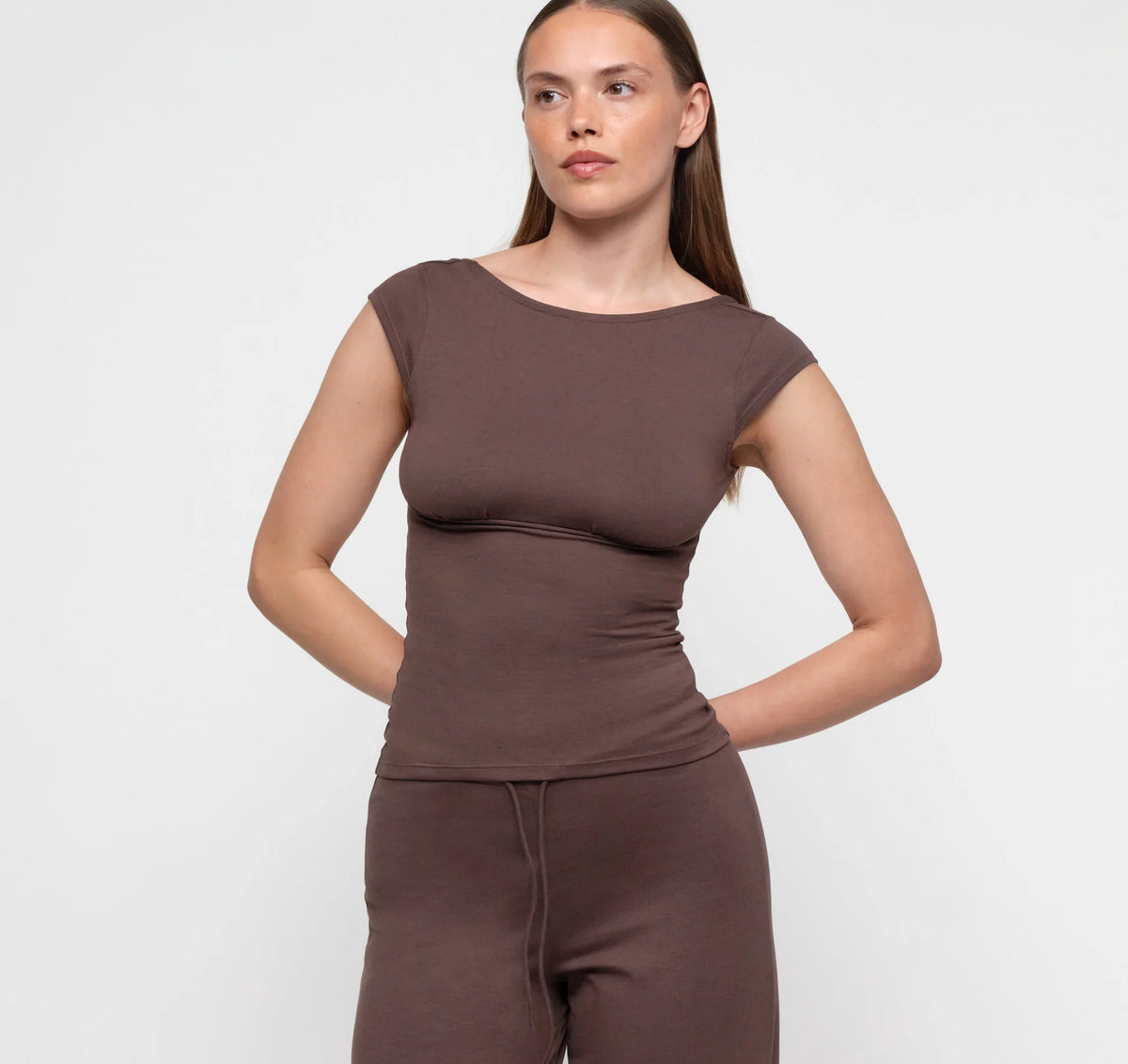 Model in einem figurnahen Everyday Corset Top in der erdigen Farbe Truffle mit U-Ausschnitt und dezenter Raffung.