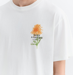 Bio-Baumwolle T-Shirt Herren, weißes Shirt Relaxed Fit, Camiseta Aaron, T-Shirt mit Blumen-Patch, nachhaltige Streetwear.