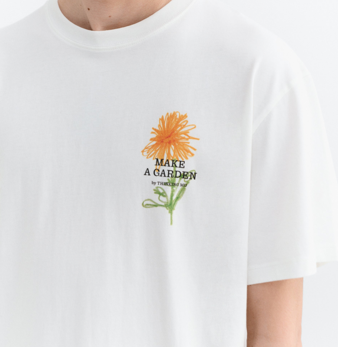 Bio-Baumwolle T-Shirt Herren, weißes Shirt Relaxed Fit, Camiseta Aaron, T-Shirt mit Blumen-Patch, nachhaltige Streetwear.