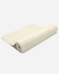 Natürliche, cremeweiße Schurwolltagematte "WOOL" mit dichtem Hochflor im Hochformat vor hellem Hintergrund.
