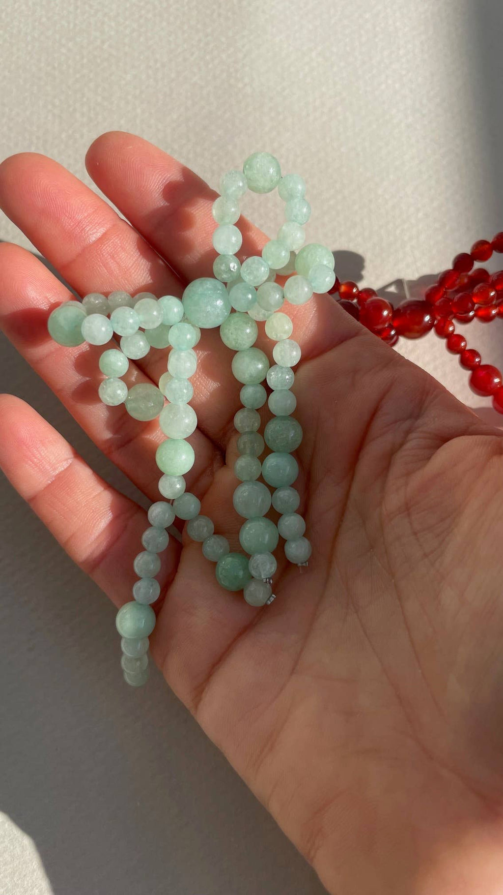 Achat Ohrringe Schleife, Edelstein Ohrstecker handgefertigt, rote Achat Ohrringe, grüne Jade-Optik Ohrringe, nachhaltiger Schmuck Edelstahl.