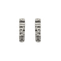 Paarige Ansicht der handgefertigten Burren Bar Stud Ohrstecker aus Sterling-Silber mit einer markanten, unebenen Felsstruktur auf weißem Hintergrund.