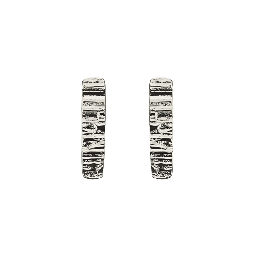 Paarige Ansicht der handgefertigten Burren Bar Stud Ohrstecker aus Sterling-Silber mit einer markanten, unebenen Felsstruktur auf weißem Hintergrund.