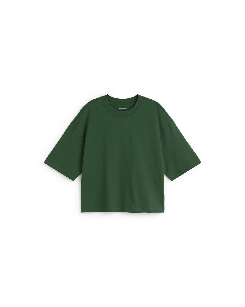 Person von vorne in einem grünen Oversized-T-Shirt "Lena" von Thinking Mu mit Rundhalsausschnitt vor hellem Hintergrund.