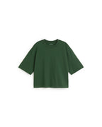 Person von vorne in einem grünen Oversized-T-Shirt "Lena" von Thinking Mu mit Rundhalsausschnitt vor hellem Hintergrund.
