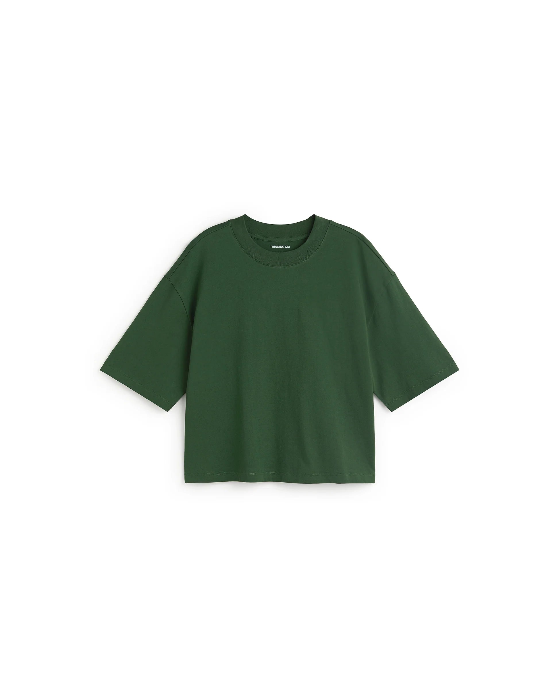 Person von vorne in einem grünen Oversized-T-Shirt "Lena" von Thinking Mu mit Rundhalsausschnitt vor hellem Hintergrund.