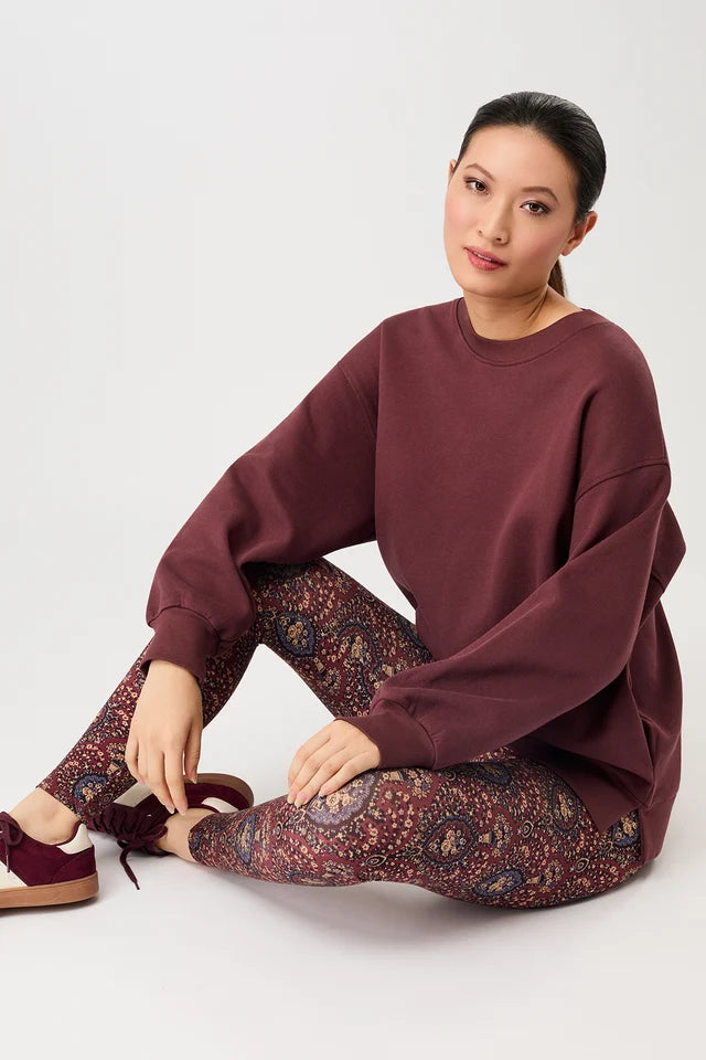 Person von vorne in einem rosewoodfarbenen Oversized-Sweatshirt „Sweattie“ mit Rundhalsausschnitt vor hellem Hintergrund.