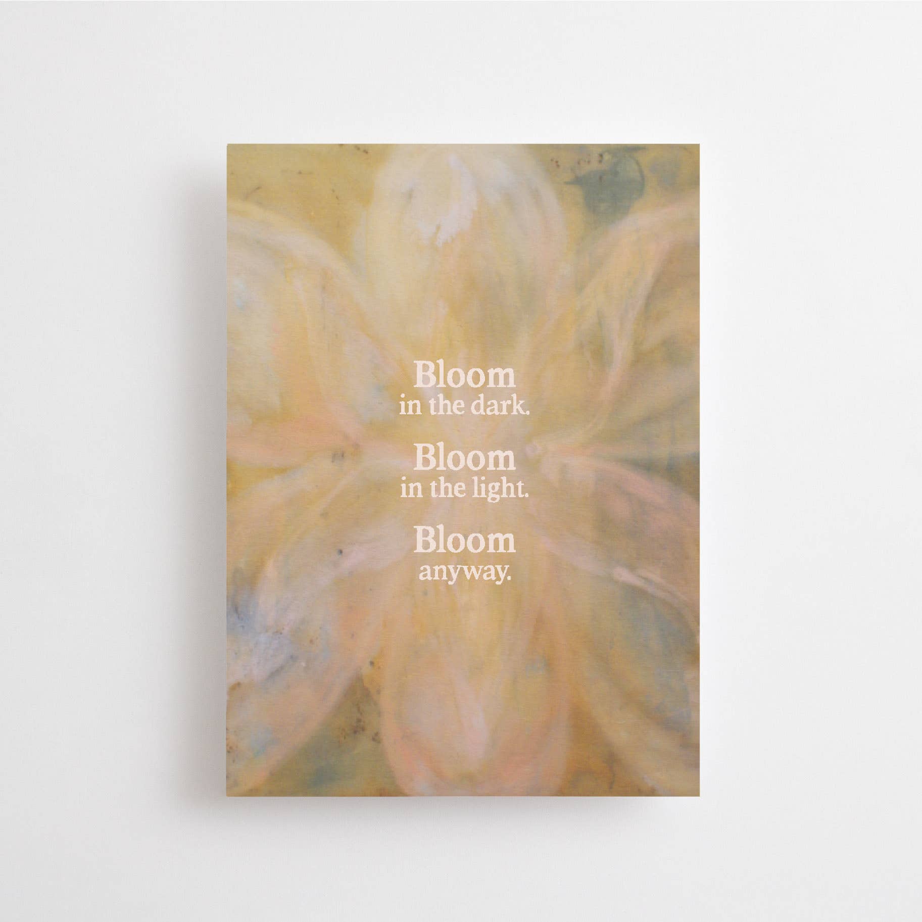 Postkarte "Bloom in the Dark" im DIN-A6-Format von Anna Cosma mit einem zarten, floralen Hintergrund in warmen Pastell- und Erdtönen sowie dem weißen Text „Bloom in the dark. Bloom in the light. Bloom anyway.“