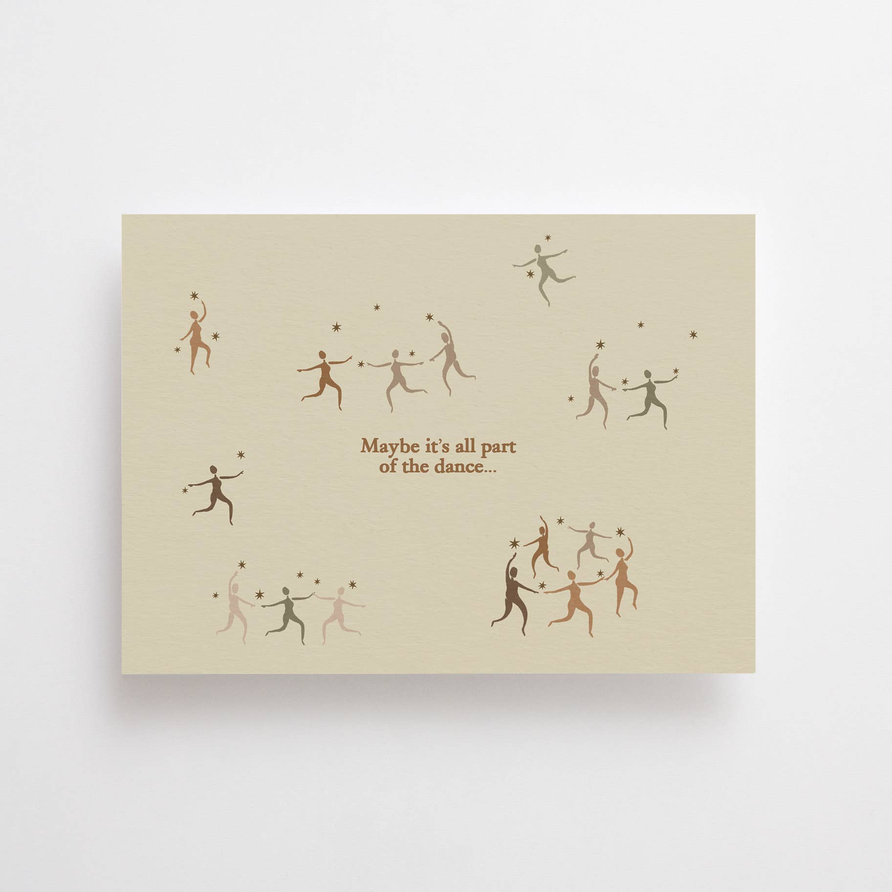 Postkarte "Dance" im DIN-A6-Format von Anna Cosma mit tanzenden, filigranen Figuren, kleinen Sternen und dem Text „Maybe it's all part of the dance...“ auf einem warmen, strukturierten Naturpapier-Hintergrund.