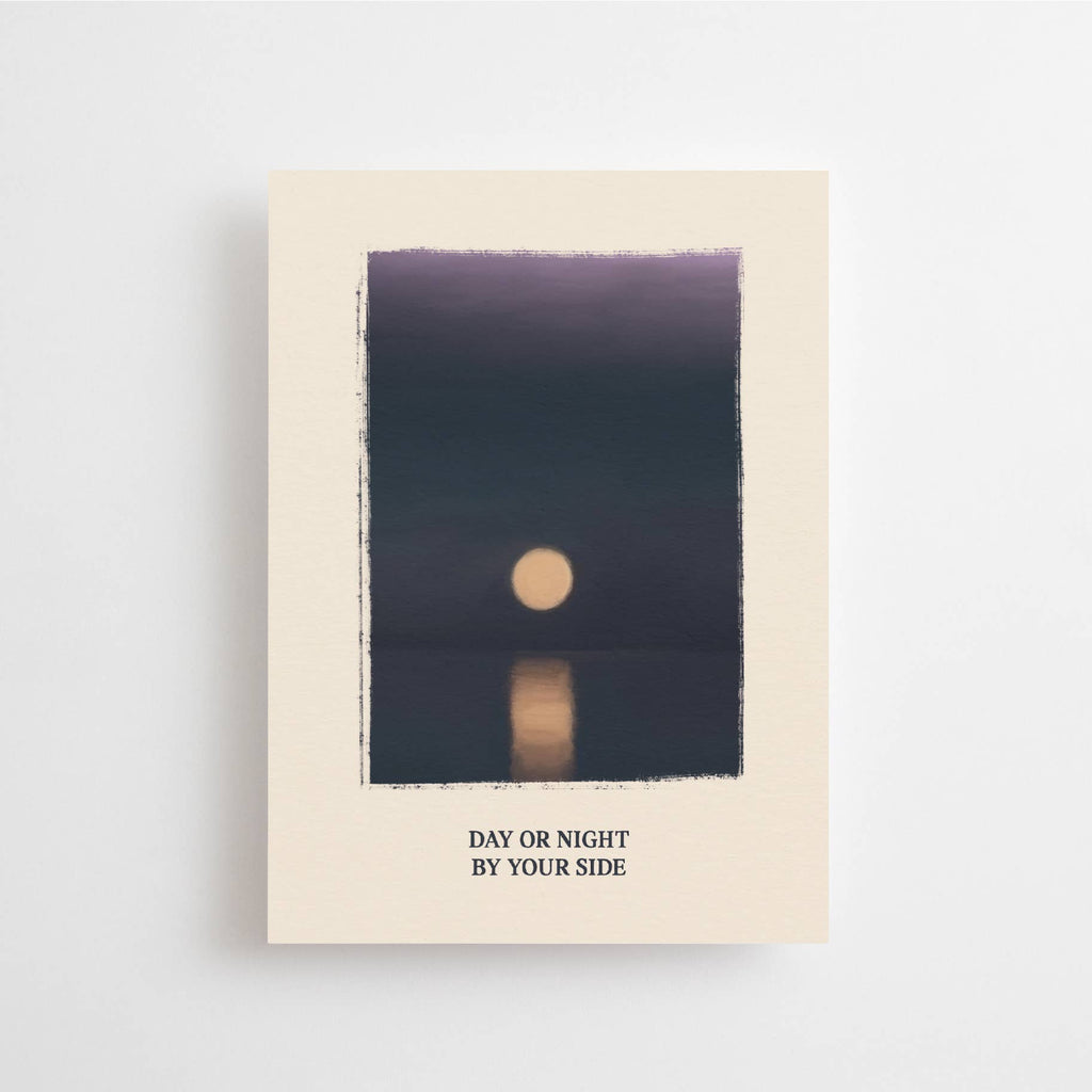 Postkarte „Day or Night by your Side“ im DIN-A6-Format mit einer nächtlichen Stimmungsillustration und dem Schriftzug auf hellem Hintergrund.