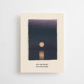 Postkarte „Day or Night by your Side“ im DIN-A6-Format mit einer nächtlichen Stimmungsillustration und dem Schriftzug auf hellem Hintergrund.