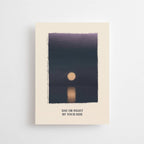 Postkarte „Day or Night by your Side“ im DIN-A6-Format mit einer nächtlichen Stimmungsillustration und dem Schriftzug auf hellem Hintergrund.