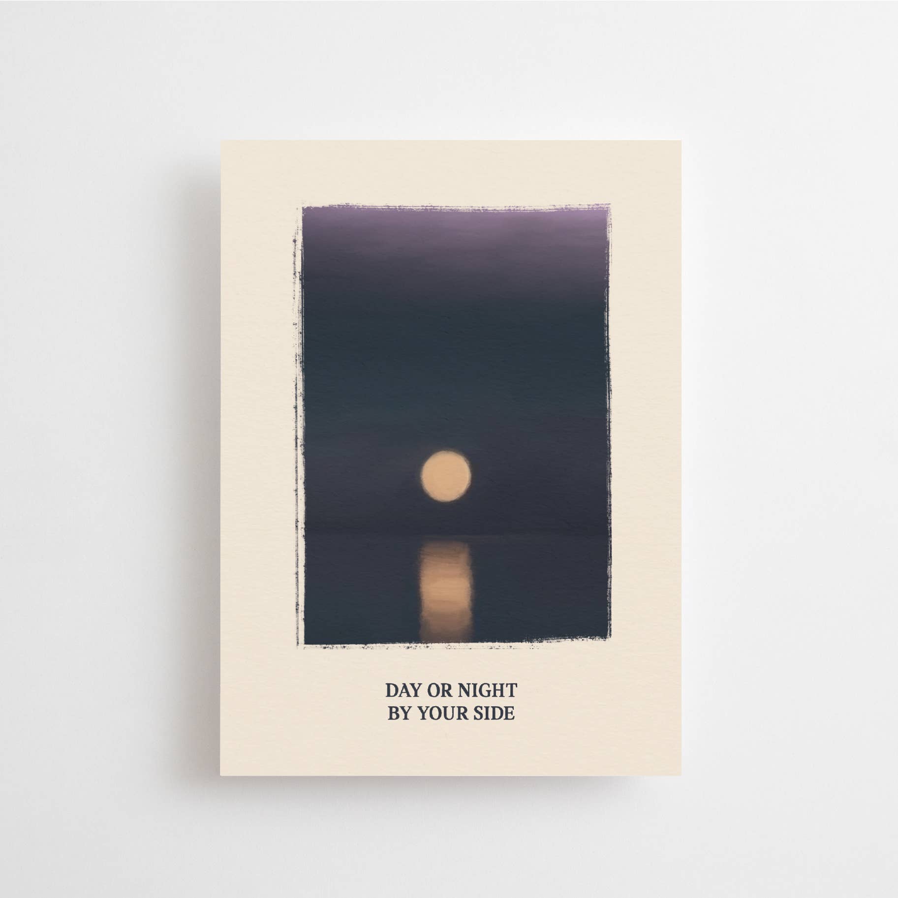 Postkarte „Day or Night by your Side“ im DIN-A6-Format mit einer nächtlichen Stimmungsillustration und dem Schriftzug auf hellem Hintergrund.
