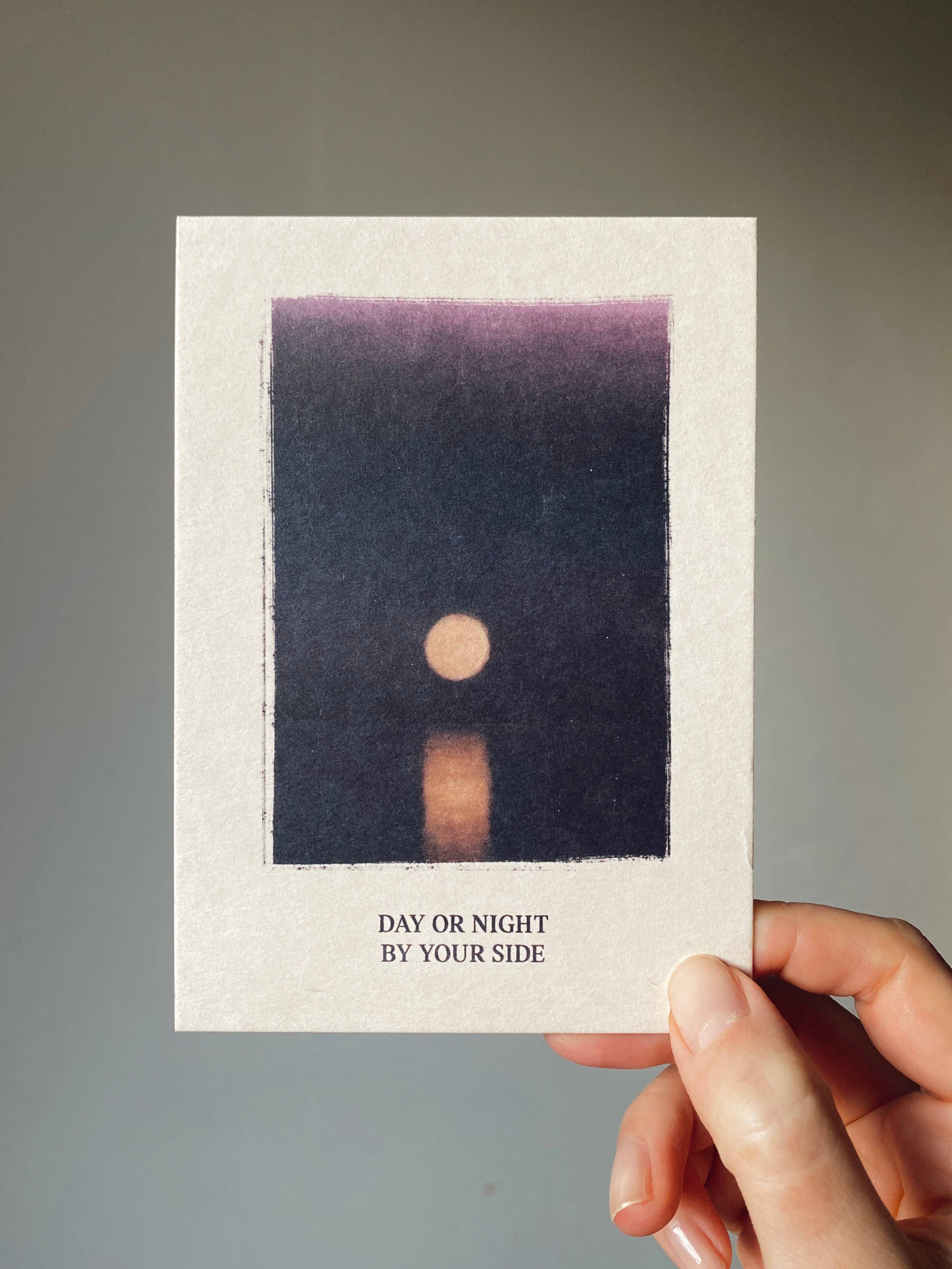Postkarte „Day or Night by your Side“ im DIN-A6-Format mit einer nächtlichen Stimmungsillustration und dem Schriftzug auf hellem Hintergrund.