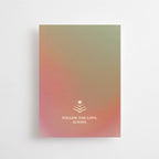 Postkarte "Follow the Love" im DIN-A6-Format von Anna Cosma mit weichen, chakra-inspirierten Farbverläufen in Rosa- und Grüntönen, einem kleinen Sonnen-Symbol und dem Text „FOLLOW THE LOVE, ALWAYS.“.