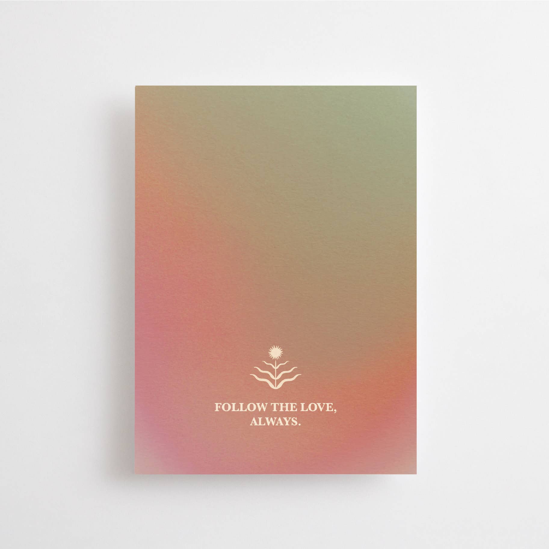Postkarte "Follow the Love" im DIN-A6-Format von Anna Cosma mit weichen, chakra-inspirierten Farbverläufen in Rosa- und Grüntönen, einem kleinen Sonnen-Symbol und dem Text „FOLLOW THE LOVE, ALWAYS.“.