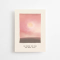 Postkarte „Go where you feel the Most Alive“ im DIN-A6-Format mit einer stimmungsvollen Illustration in Rosé-Tönen, einer sanften Sonne und dem Schriftzug vor hellem Hintergrund.