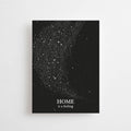 Postkarte "Home is a Feeling" im DIN-A6-Format von Anna Cosma mit einem tiefschwarzen, sternenübersäten Nachthimmel und dem weißen Schriftzug „HOME is a feeling“.