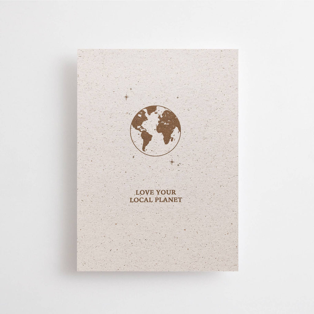 Postkarte "Love your Local Planet" im DIN-A6-Format von Anna Cosma aus strukturiertem Graspapier mit einer braunen Illustration der Erde und kleinen Sternen.