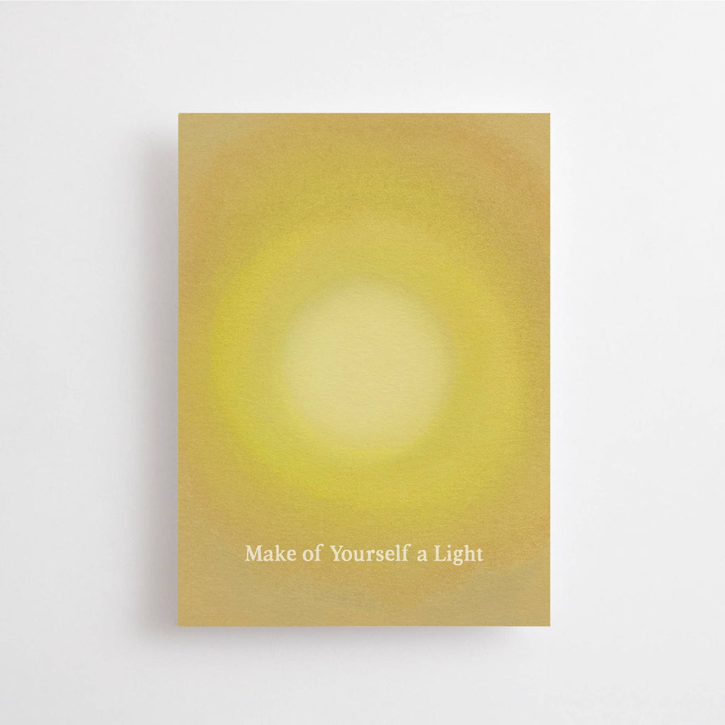 Postkarte „Make of Yourself a Light“ im DIN-A6-Format mit einem warmen gelben Lichtschein-Motiv und dem Schriftzug vor hellem Hintergrund.