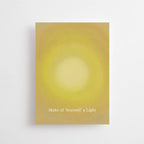 Postkarte „Make of Yourself a Light“ im DIN-A6-Format mit einem warmen gelben Lichtschein-Motiv und dem Schriftzug vor hellem Hintergrund.