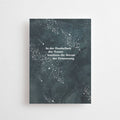 Postkarte „Sterne der Erinnerung“ im DIN-A6-Format mit einem dunklen Sternenhimmel-Design und dem weißen Schriftzug vor hellem Hintergrund.