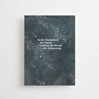 Postkarte „Sterne der Erinnerung“ im DIN-A6-Format mit einem dunklen Sternenhimmel-Design und dem weißen Schriftzug vor hellem Hintergrund.
