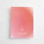 Postkarte „Trust the Timing of your Life“ im DIN-A6-Format mit einem sanften rot-rosa Farbverlauf, einer minimalistischen Schlangen-Illustration und dem Schriftzug vor hellem Hintergrund.
