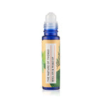 Blaue 10-ml-Glasflasche mit Roll-On-Kufsatz und goldgelbem Etikett sowie daneben stehender Umverpackung vor hellgrünem Hintergrund.