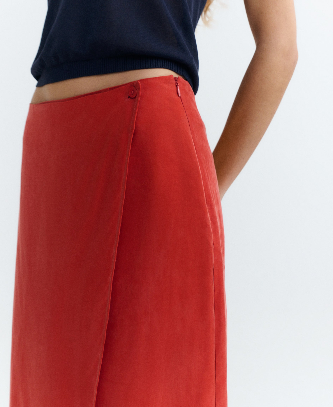 Roter Maxirock elegant, Cupro Rock lang, nachhaltiger Wickelrock rot, EcoVero Viskoserock, Selina Skirt.