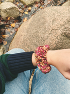 Rotes Scrunchie Fiery Bloom mit floralem Vintage-Muster und eingenähtem Susi-Label.