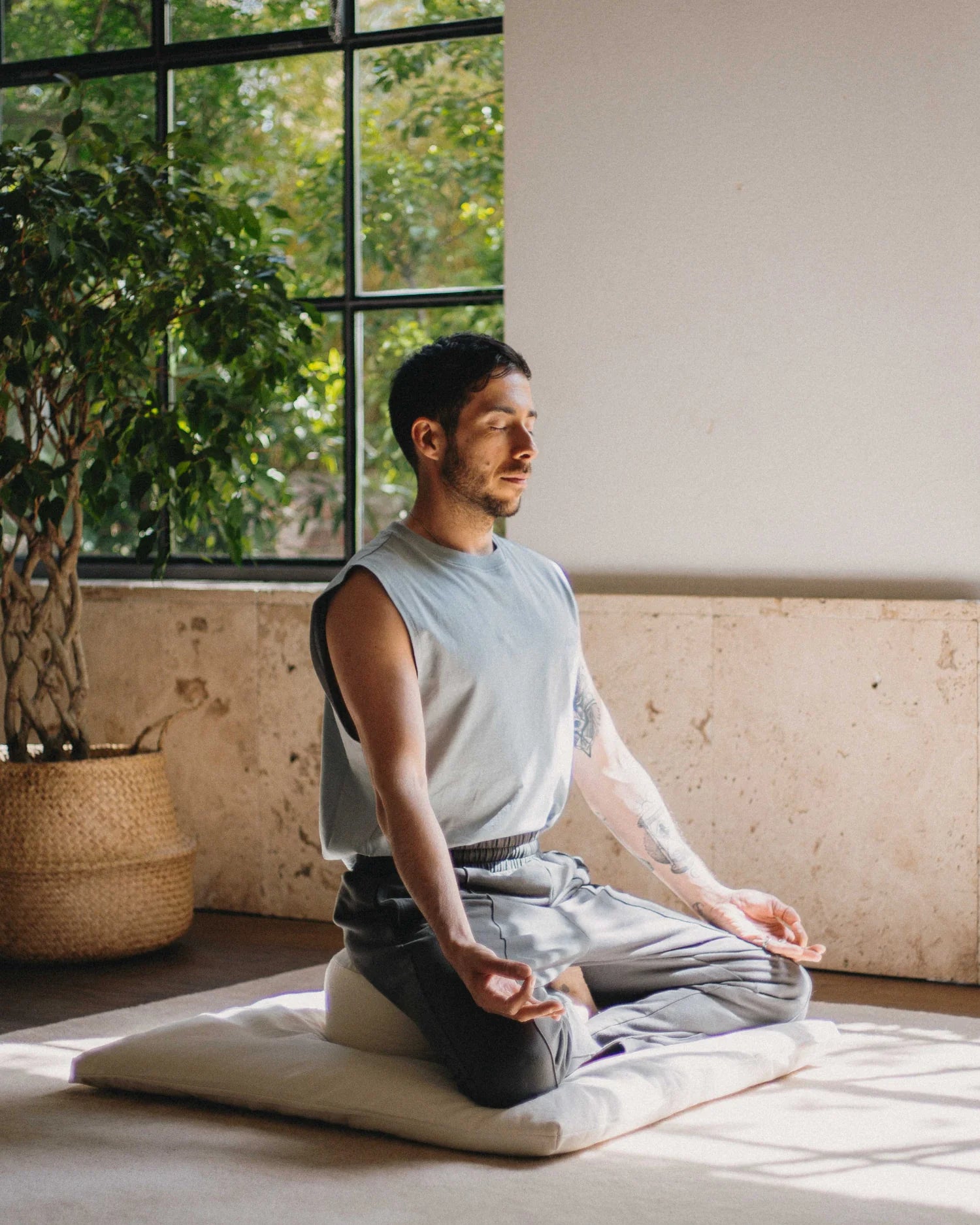 Rundes Meditationskissen in Light Taupe mit seitlicher Lasche vor hellem Hintergrund.