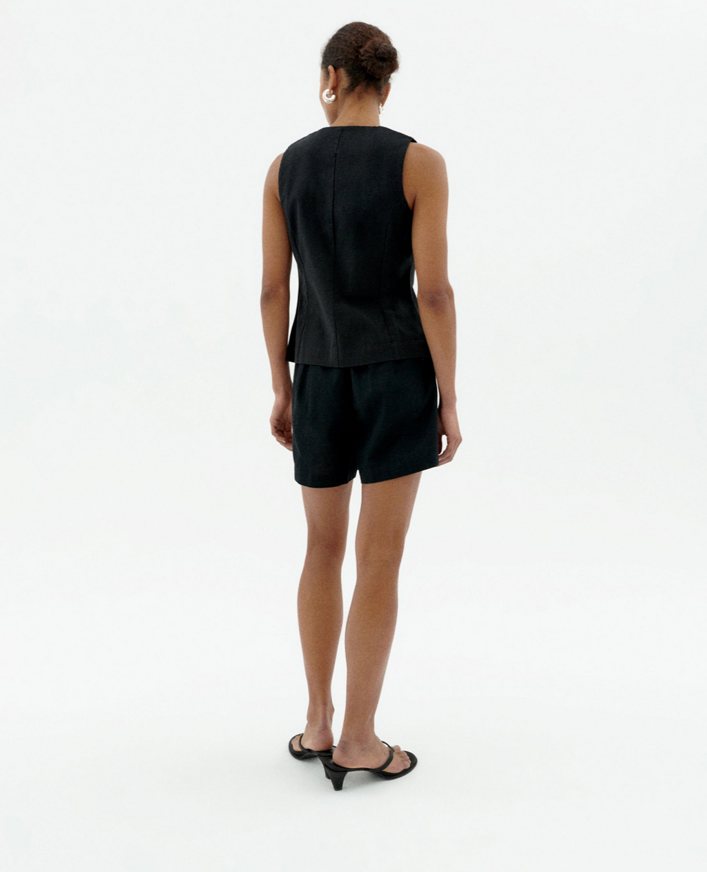 Schwarze Shorts Damen elegant, Bundfalten Shorts Bio-Baumwolle, High-Waist-Shorts nachhaltig, GOTS kurze Hose schwarz, Narciso Shorts.