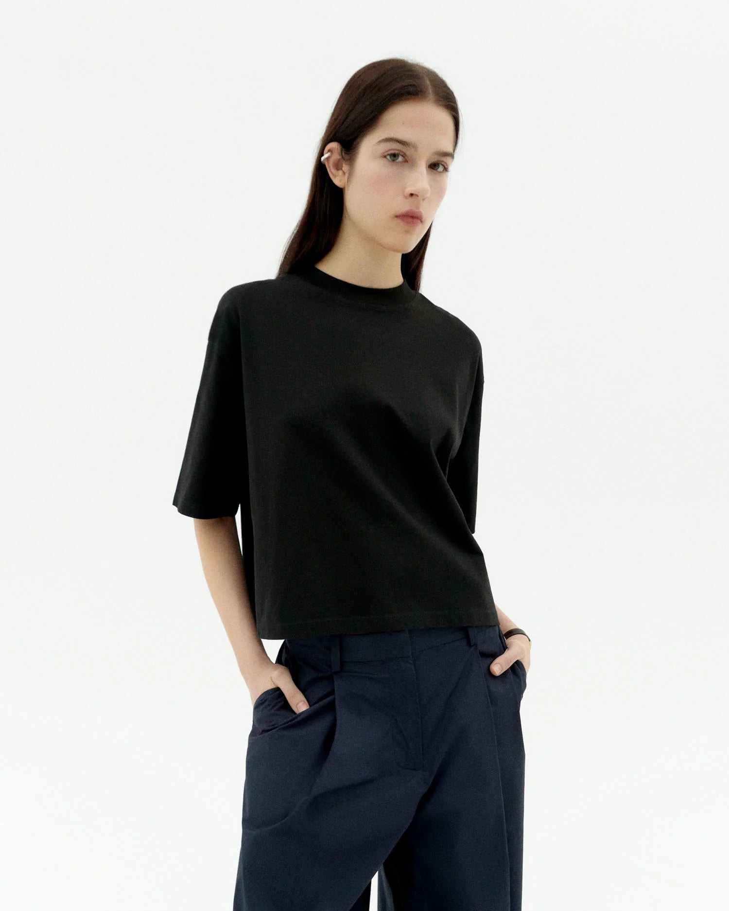 Schwarzes Oversize-T-Shirt "Lena" von Thinking Mu mit Rundhalsausschnitt und 3/4-Ärmeln vor hellem Hintergrund.