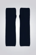 Ein Paar lange blaue Pulswärmer und Armstulpen aus Merinowolle und Kaschmir mit Daumenöffnung vor hellem Hintergrund.