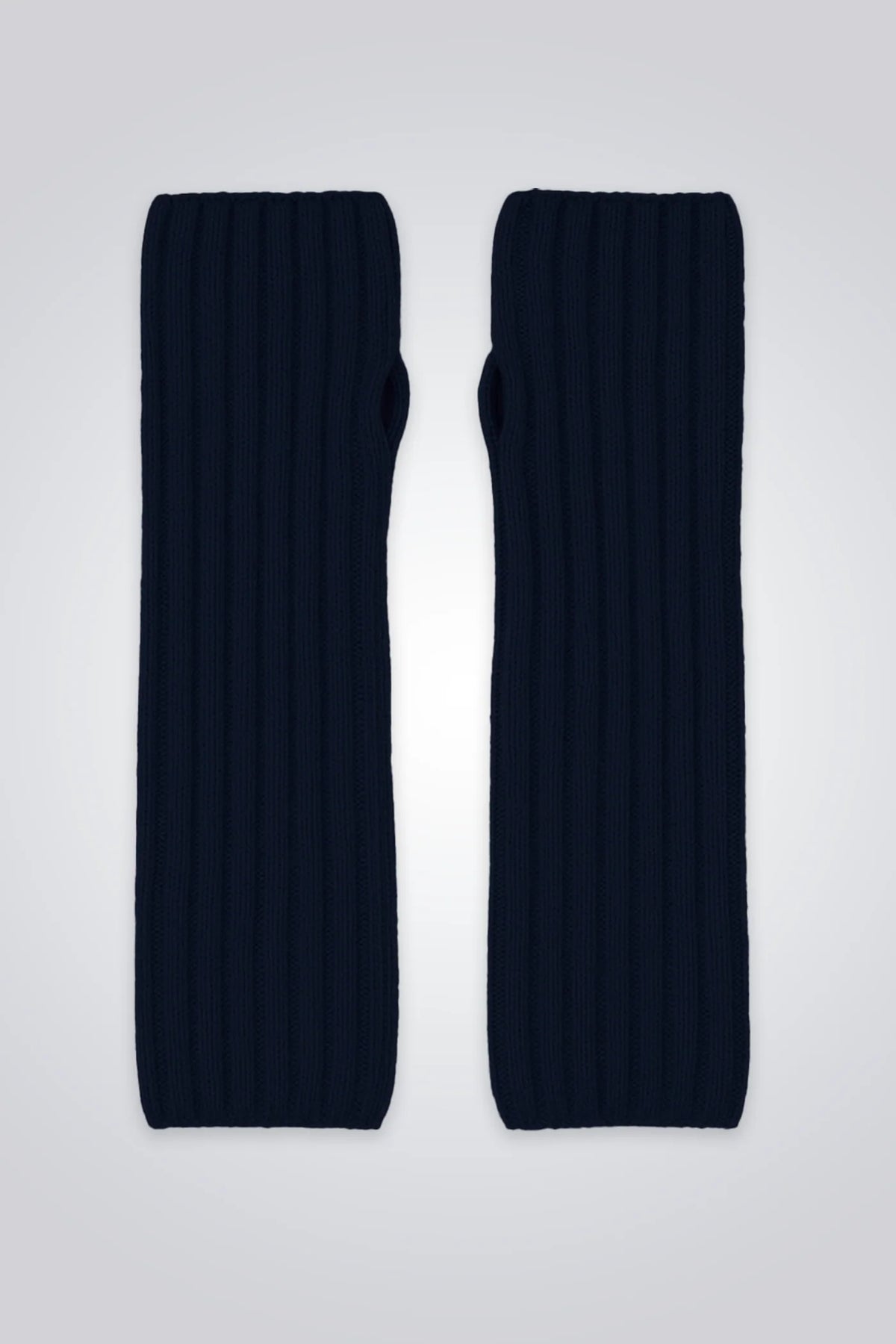 Ein Paar lange blaue Pulswärmer und Armstulpen aus Merinowolle und Kaschmir mit Daumenöffnung vor hellem Hintergrund.