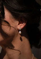 Silver Pearl Drop Ohrringe | Giant’s Causeway von Loinnir Jewellery, handgefertigte Ohrringe aus Sterlingsilber mit Keshi Perlen.