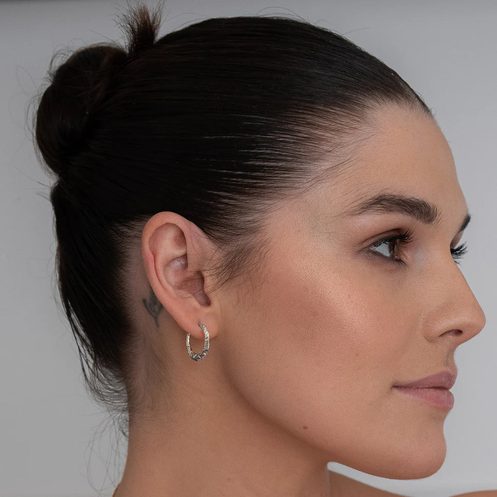 Silver Textured Torc Hoop Ohrringe, zeitgenössische Ohrringe im Bronzezeit Design aus Sterlingsilber