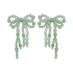 Tragebeispiel der Achat-Schleifen-Ohrstecker in der Farbe See (Jade-Grün) an einem Modell.