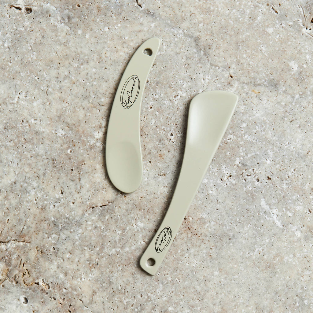 UpCircle 2 Cosmetic Spatulas Verpackung und die zwei Metallspatel in verschiedenen Größen.