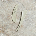 UpCircle 2 Cosmetic Spatulas Verpackung und die zwei Metallspatel in verschiedenen Größen.