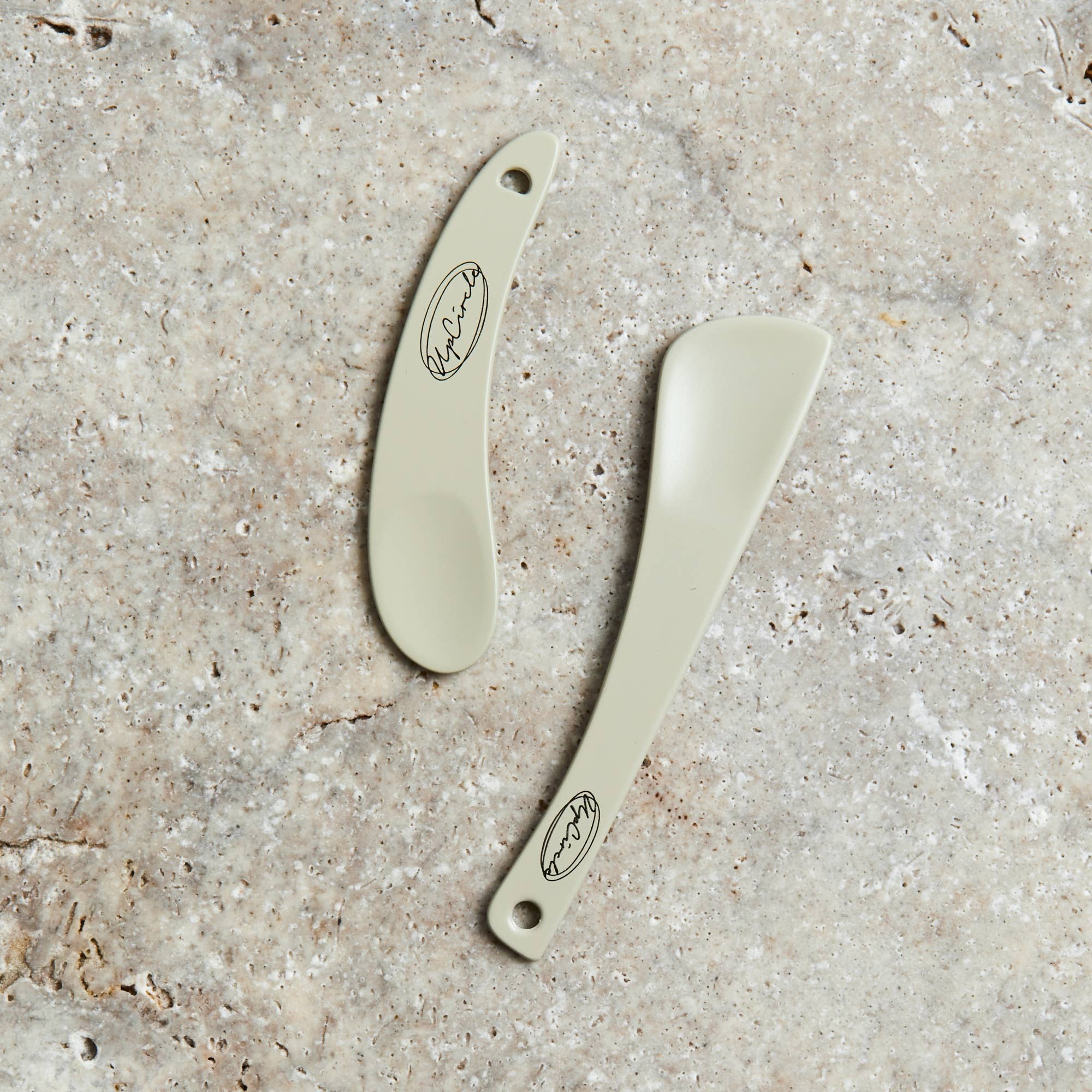 UpCircle 2 Cosmetic Spatulas Verpackung und die zwei Metallspatel in verschiedenen Größen.