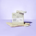 UpCircle Cotton + Bamboo Makeup Remover Pads Verpackung neben dem Baumwoll-Netzwaschbeutel.