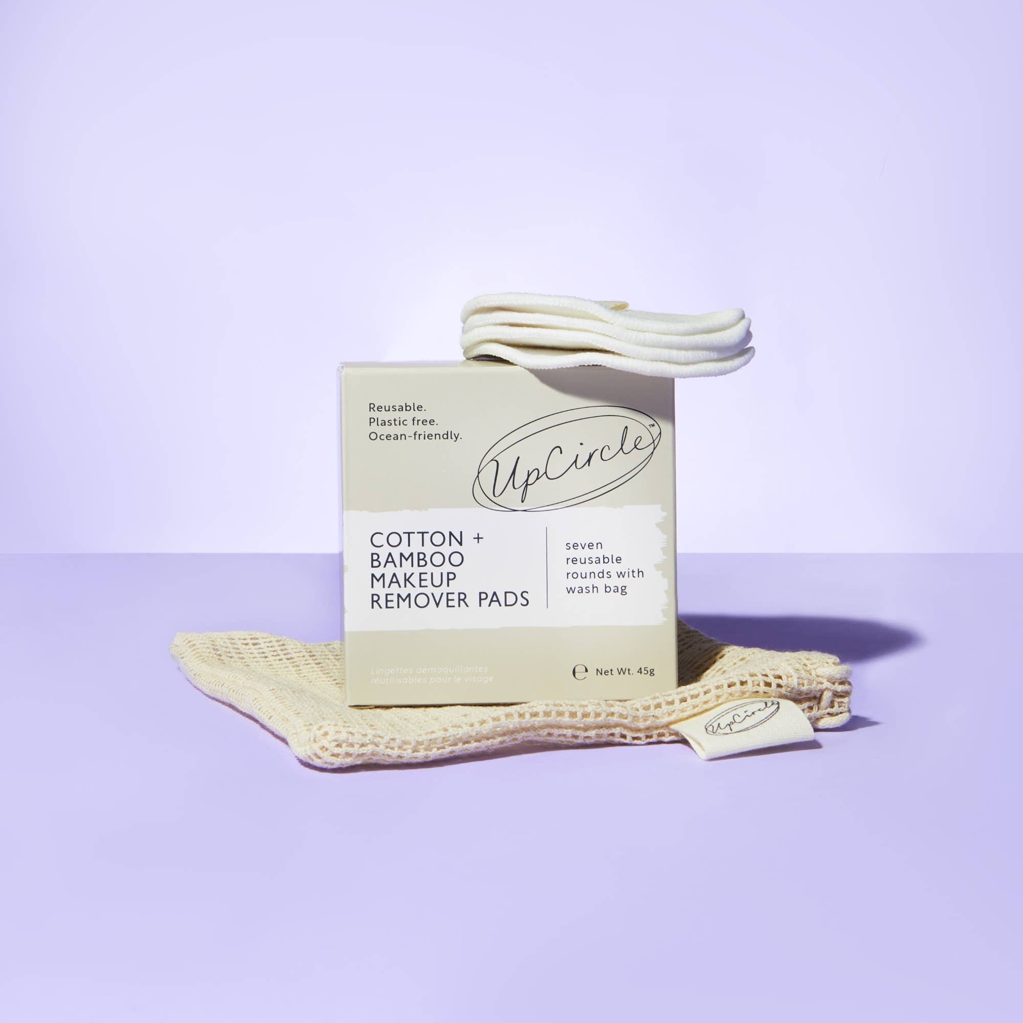 UpCircle Cotton + Bamboo Makeup Remover Pads Verpackung neben dem Baumwoll-Netzwaschbeutel.