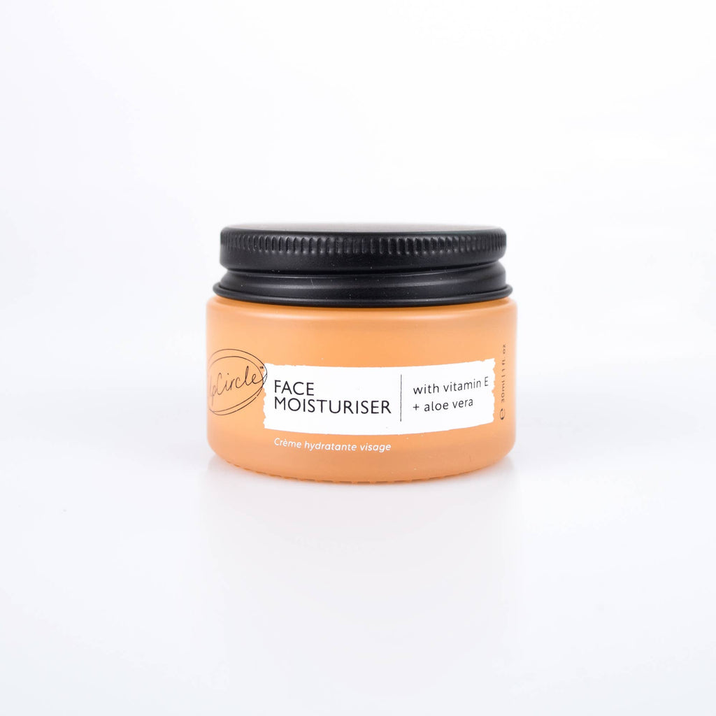 UpCircle Gesichtscreme im Glastiegel mit Testimonials von GRAZIA, totalbeauty und Menopause Life.