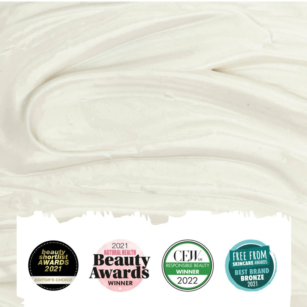 UpCircle Gesichtscreme im Glastiegel mit Testimonials von GRAZIA, totalbeauty und Menopause Life.