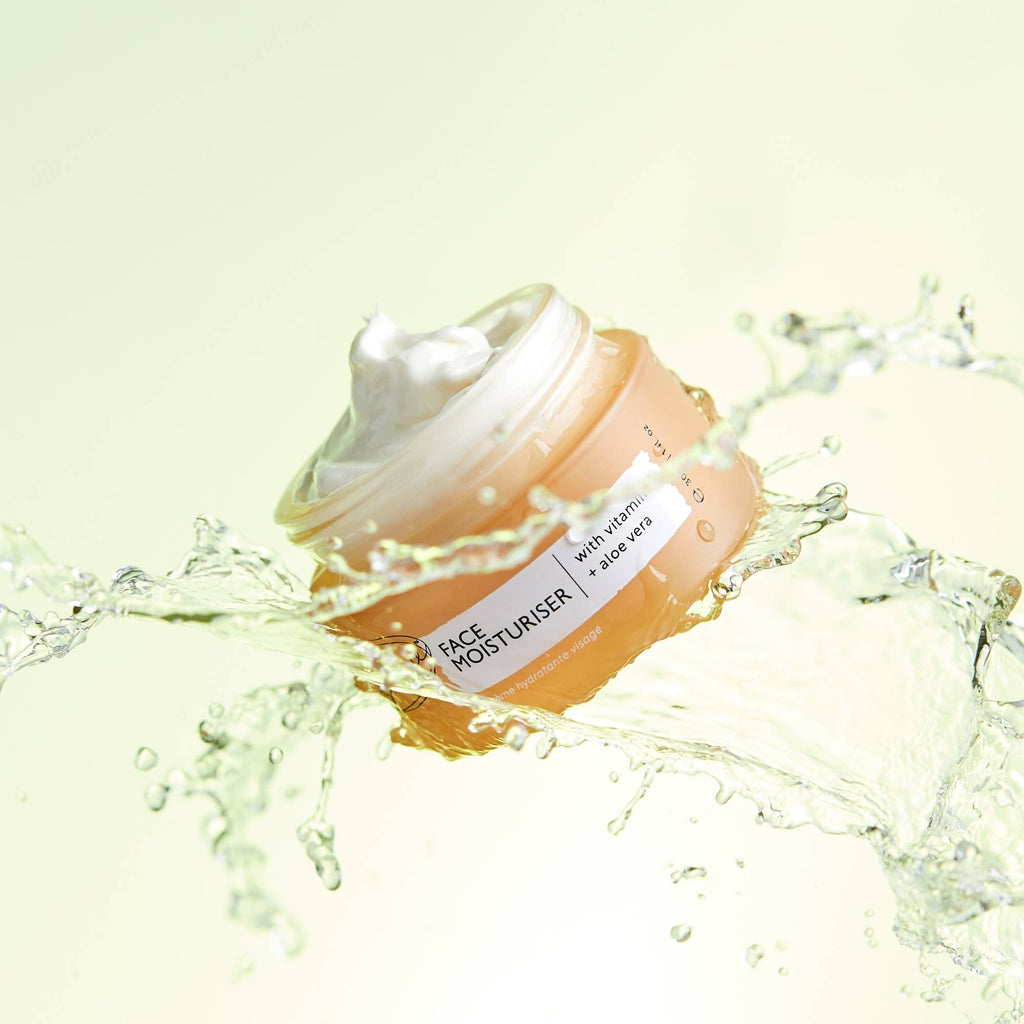 UpCircle Gesichtscreme im Glastiegel mit Testimonials von GRAZIA, totalbeauty und Menopause Life.